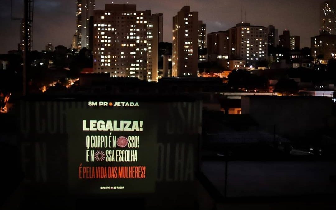 Rede Feminista da Mídia NINJA leva projeções para 3 países durante o 8M